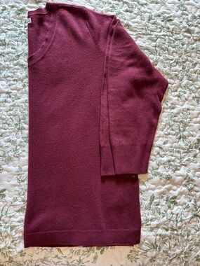 croft & barrow women’s V Neck Sweater in Wine